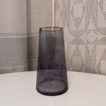 Высокая круглая ваза из темно-серого стекла, украшенная изящной золотой каймой 22 см.